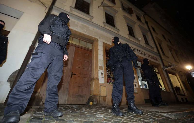 Protikorupční policie zasahuje v bytě Ivana Langera v centru Olomouce