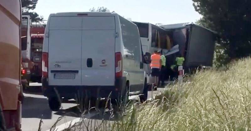 Srážka autobusu s kamionem na D35 u Litovle