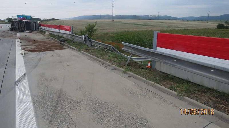 Po neznámém řidiči vozu bílé barvy, který 14. srpna vytlačil na dálnici D1 mezi Ostravou a Olomoucí Opel Vivaro, pátrají policisté Dálničního oddělení Kocourovec.