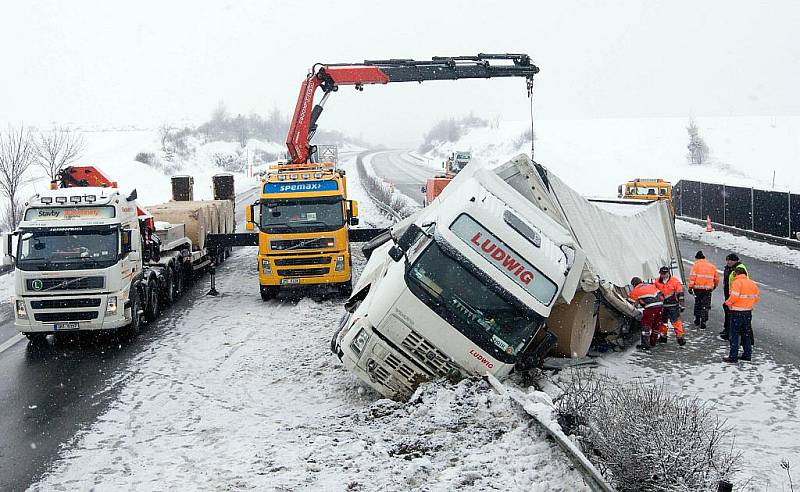 Nehoda kamionu na R35 u Daskabátu uzavřela v úterý 19. ledna hlavní tah z Olomouce na Ostravu