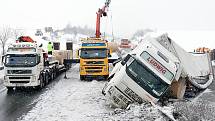 Nehoda kamionu na R35 u Daskabátu uzavřela v úterý 19. ledna hlavní tah z Olomouce na Ostravu