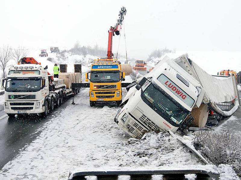 Nehoda kamionu na R35 u Daskabátu uzavřela v úterý 19. ledna hlavní tah z Olomouce na Ostravu