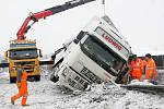 Nehoda kamionu na R35 u Daskabátu uzavřela v úterý 19. ledna hlavní tah z Olomouce na Ostravu