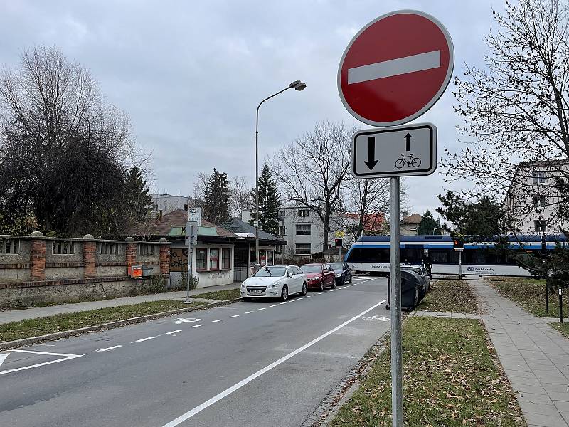 Z velké části ulice Na Vozovce v Olomouci je jednosměrka. Součástí je i nové vodorovné dopravní značení umožňující obousměrný pohyb cyklistů. 24.11.2021