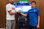 Olomouckou fotbalovou školu v pondělí navštívil i obránce Sigmy Vít Beneš a zahrál si exhibiční zápas na konzoli XBox. Proběhla také beseda a autogramiáda.