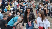 Festival Hanácké Woodstock, který se konal v sobotu odpoledne ve Velké Bystřici, přitáhl davy lidí. Na koncertě Vašo Patejdla se pod pódiem i tančilo.