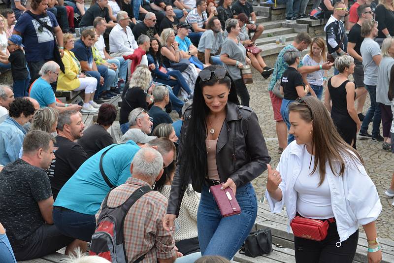 Festival Hanácké Woodstock, který se konal v sobotu odpoledne ve Velké Bystřici, přitáhl davy lidí. Na koncertě Vašo Patejdla se pod pódiem i tančilo.