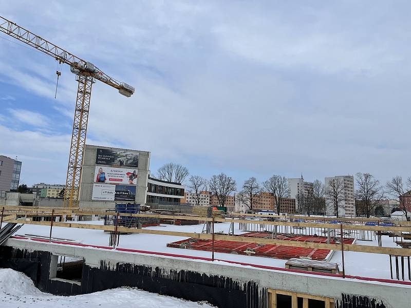 Třída Kosmonautů v Olomouci. Na snímku výstavba BEA city business residence, únor 2021