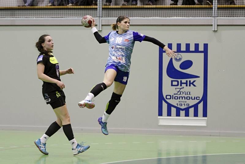 Olomoucké házenkářky porazily Písek (v černém) 37:20Martina Salčáková (s míčem)