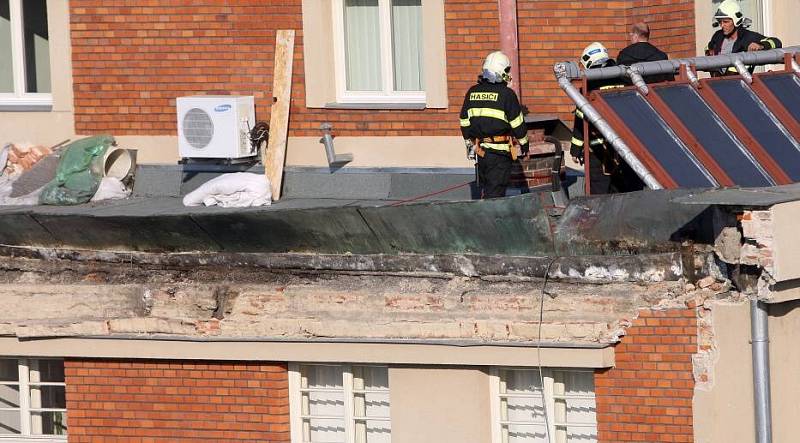 Pád zdiva z polikliniky SPEA na olomouckém náměstí Hrdinů