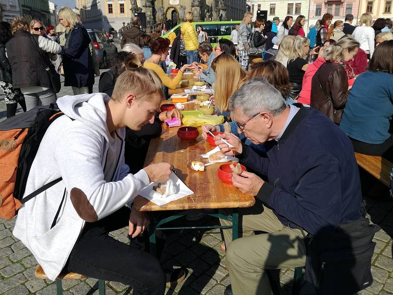 Charitativní "polévková" akce na Horním náměstí v Olomouci v rámci Dne lidí bez domova