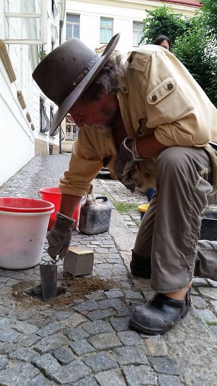 Pokládání Kamenů zmizelých (Stolpersteine) v Olomouci za účasti německého autora projektu Guntera Demniga.