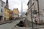 Nové sloupy na tramvajové troleje na rekonstruované třídě 1. máje v Olomouci