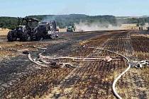 Rozsáhlý požár pole, strniště i traktoru s balíkovačem u Horního Újezdu, 20.7. 2022