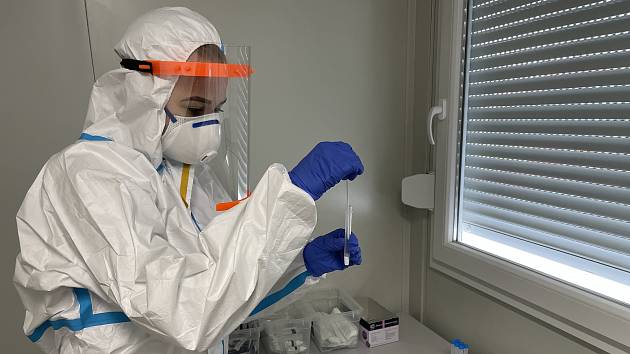 Za období 12. až 18. listopadu eviduje Krajská hygienická stanice Olomouckého kraje se sídlem v Olomouci 8 071 osob s pozitivním výsledkem testu na přítomnost nového koronaviru. Ilustrační foto