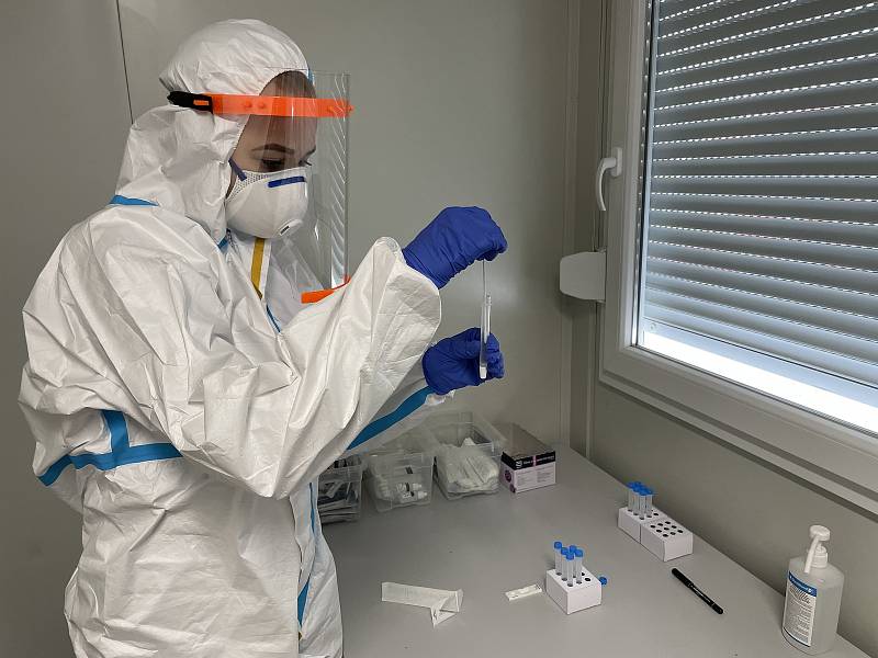 V Olomouci u Šantovky zahájilo provoz nové testovací místo na Covid-19. Vyšetření PCR metodou i AG testy zajistila Galerie Šantovka, 18. března 2021.