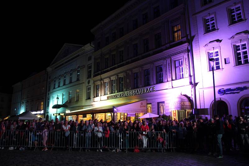 Velkolepou podívanou mohli zhlédnout v pátek večer na Horním náměstí Olomoučané. Do audiovizuálního projektu se zapojili umělci Moravského divadla - vedle ukázek slavných operních děl nabídl program i ochutnávky ze současného repertoáru baletního souboru 