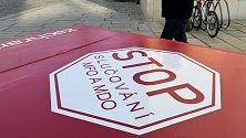 V Olomouci budí pozornost červená piana. Jedná se o petiční stánky, které umístili do ulic filharmonici. Nesouhlasí s chystaným sloučením Moravské filharmonie a Moravského divadla. Ilustrační foto