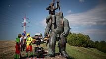 Instalace opravené sochy svatého Kryštofa k dálnici D35 u Olomouce, 12. srpna 2022, Olomouc.