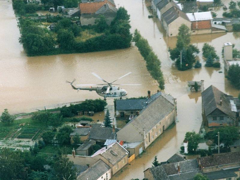 Letecký snímek Březové z 8. července 1997.