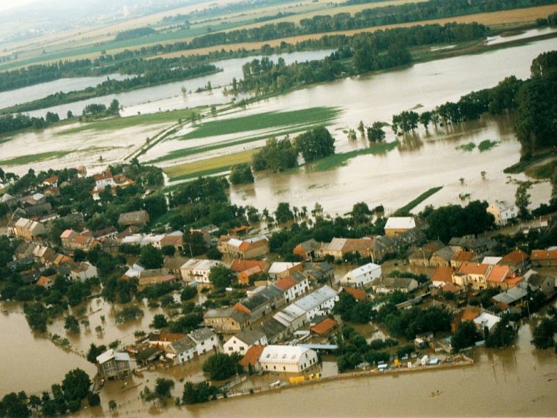 Letecký snímek obce Chomoutov z 8. července 1997.