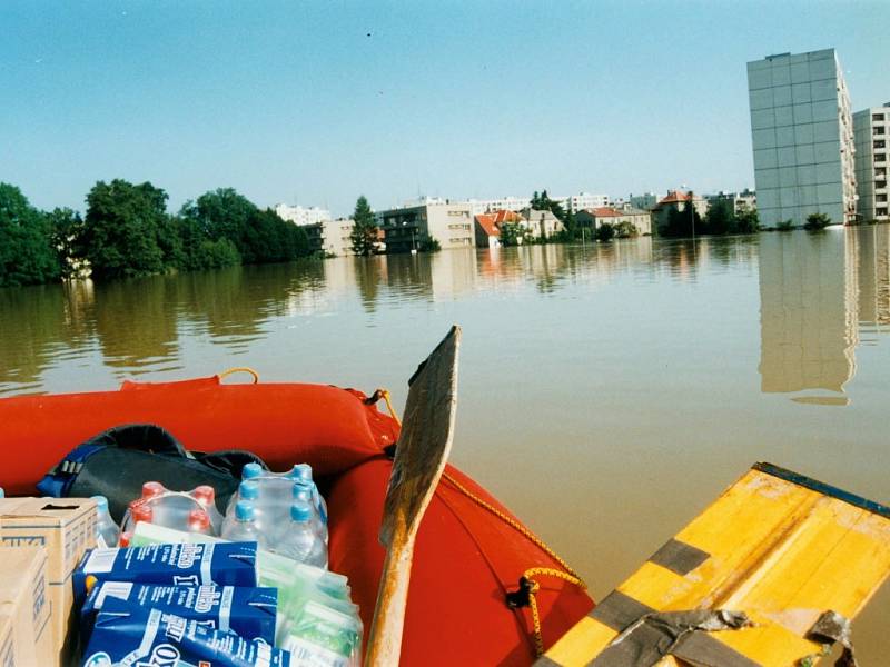 Městskou část Olomouc-Lazce povodeň odřízla od světa, fotografie je z 10 července 1997.