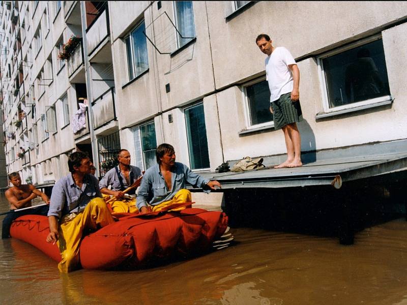 Městskou část Olomouc-Lazce povodeň odřízla od světa, fotografie je z 10 července 1997.
