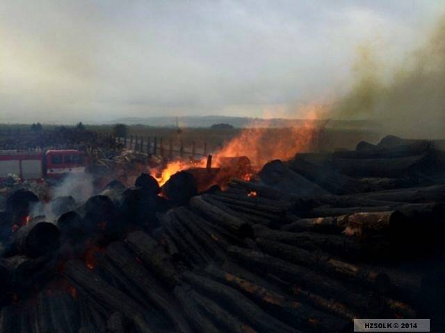 Požár dřeva v areálu Unexu v Brníčku