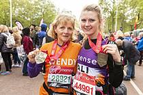 Wendy Walligner (vlevo) byla nejstarší běžkyní olomouckého půlmaratonu 2021.