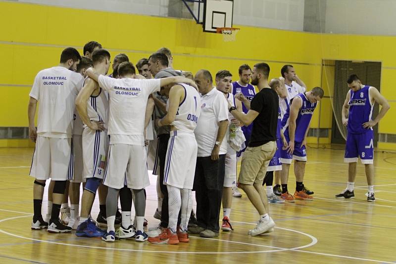 Tým Basketbal Olomouc (v bílém) dvakrát porazil v městském derby SK UP Olomouc a postoupil do play-off