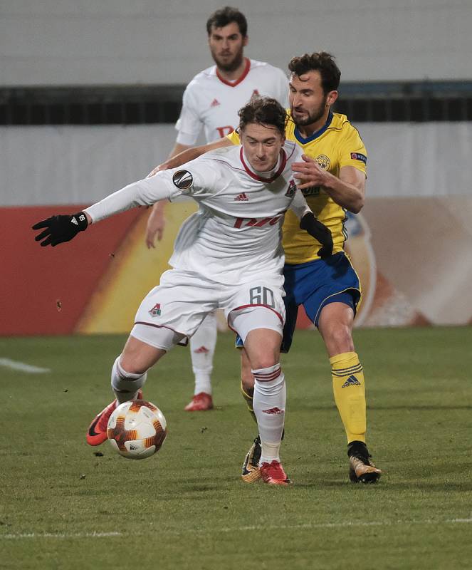 Fotbalisté Fastavu Zlín (ve žlutém) v 6. kole Evropské ligy skupiny F v olomouckém azlyu podlehli lídru nejvyšší ruské soutěže Lokomotivu Moskva.