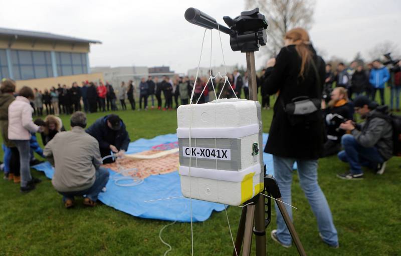 Studenti hejčínského gymnázia spolu s Hanáckým radioklubem vypustili balónovou sondu do stratosféry.