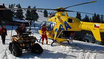 Letecká záchranka zasahuje u pádu šestnáctiletého lyžaře na Ovčárně