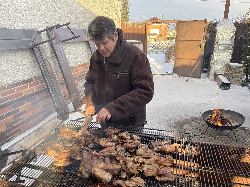 Hospoda v Loučanech bojuje o přežití. S podporou štamgastů pořádá sobotní "okénka", 13. února 2021