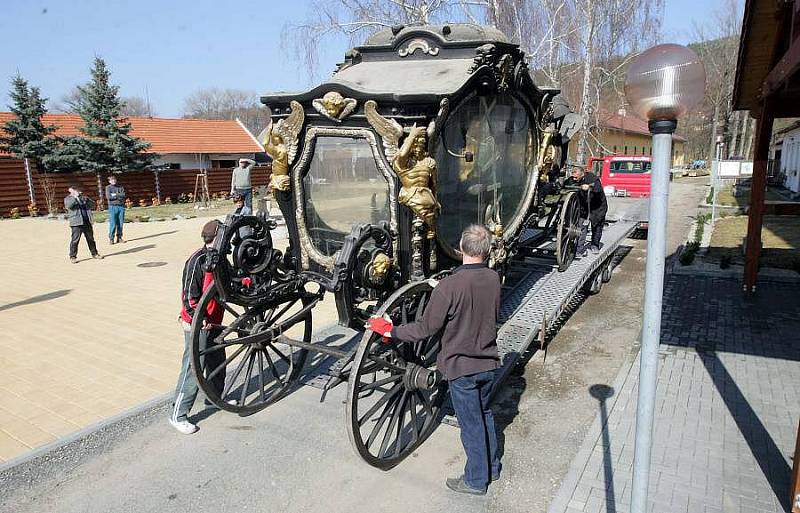 Vzácný smuteční kočár z konce 19. století doputoval do muzea pod Kosířem