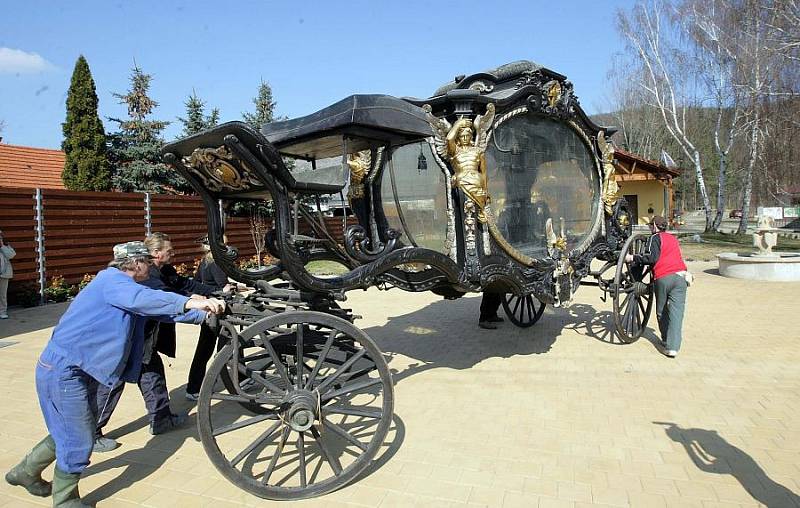 Vzácný smuteční kočár z konce 19. století doputoval do muzea pod Kosířem
