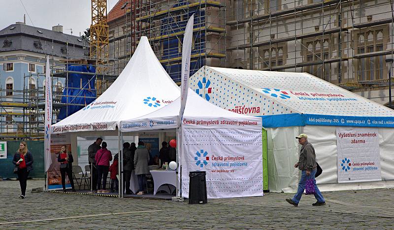 Stánek České průmyslové zdravotní pojišťovny na Horním náměstí v Olomouci.