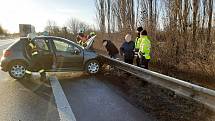 Dopravu v regionu komplikovalo v úterý 31. ledna náledí. Hasiči vyjížděli k několika nehodám, nejvážnější se stala na dálnici D35 u Litovle.