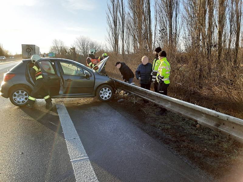 Dopravu v regionu komplikovalo v úterý 31. ledna náledí. Hasiči vyjížděli k několika nehodám, nejvážnější se stala na dálnici D35 u Litovle.