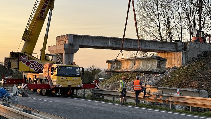 Dálnice D35 u Olomouce je od sobotního rána uzavřena v osmikilometrovém úseku kvůli demolici mostu. Auta se na ni vrátí v neděli ve 13:00, 6. dubna 2024