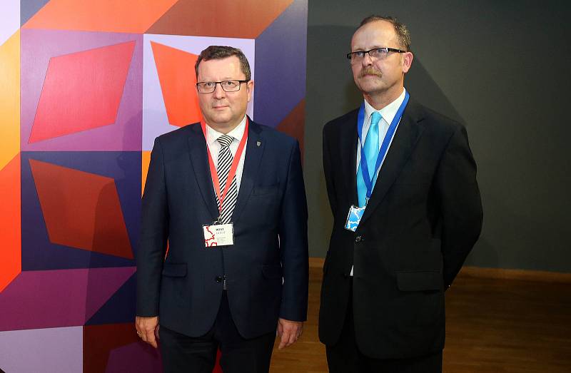 Ministr kultury Antonín Staněk (vlevo) s ředitelem Muzea umění Olomouc Michalem Soukupem na představení modelu SEFO od architekta Jana Šépky