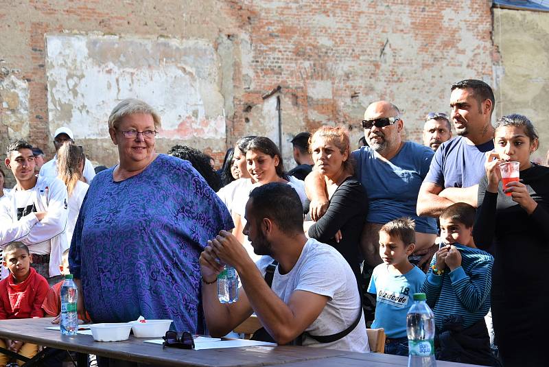 Romská pouť v proluce v Denisově ulici v centru Olomouce, 14. 9. 2019