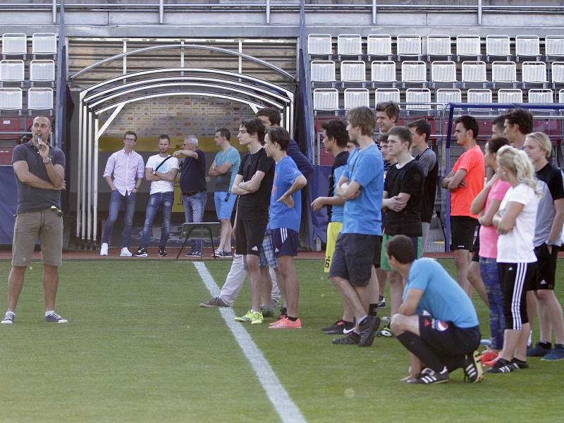 Na olomouckém Andrově stadionu proběhla náborová akce rozhodčích Pískej, mávej, rozhoduj