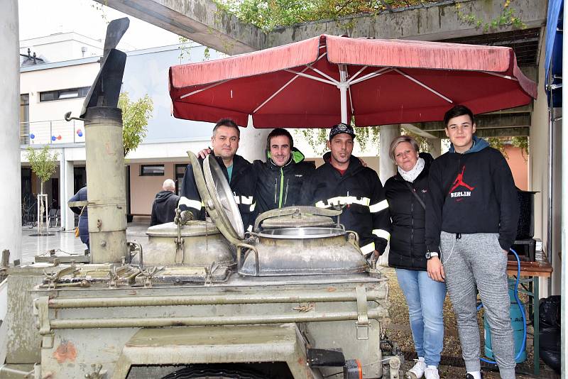 Do Velké Bystřice přijel na koňském povozu i sám tatíček Masaryk. Lidi nevyhnalo z náměstí ani deštivé počasí