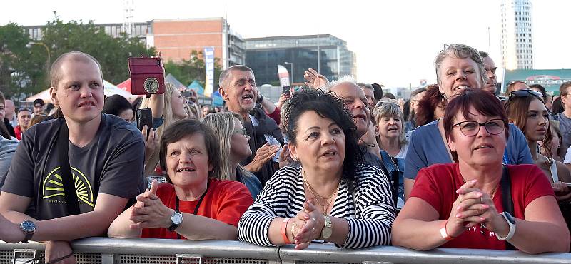 Dvojkoncert Sandry a Michala Davida v Olomouci u OC Šantovka, 19. května 2022