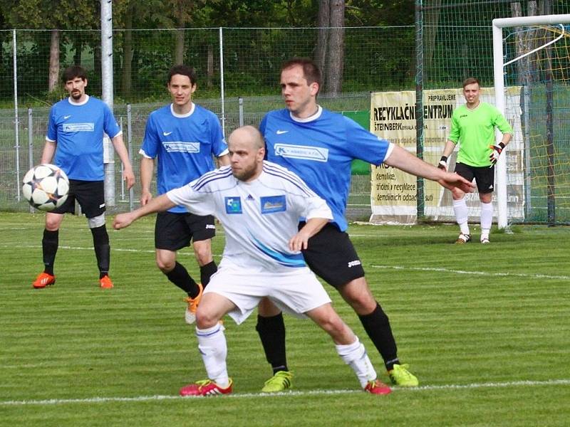 Fotbalisté FK Šternberk (v bílém) proti Konici