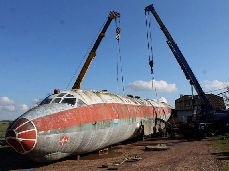 Říjen 2012. Olomoucké Tu-104 po příjezdu do Air Parku ve Zruči