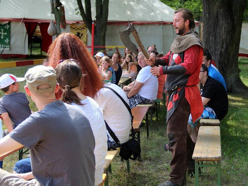 Turnaje v podání rytířského divadla Traken na hradě Bouzov