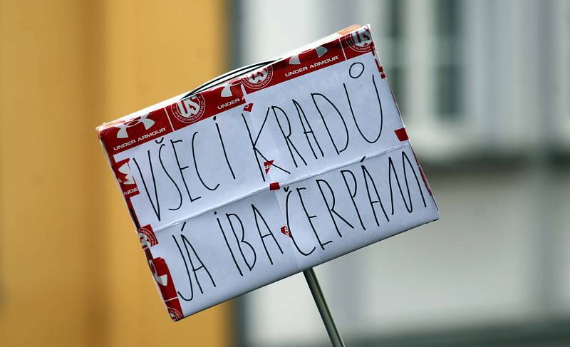 Protestní akce Proč? Proto! na olomouckém Žerotínově náměstí