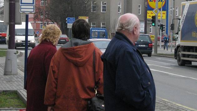 Při čekání na autobus si můžete krátit chvíli počítáním aut.